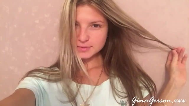 Милашка Джина Джерсон мастурбирует и снимает саму себя на телефон