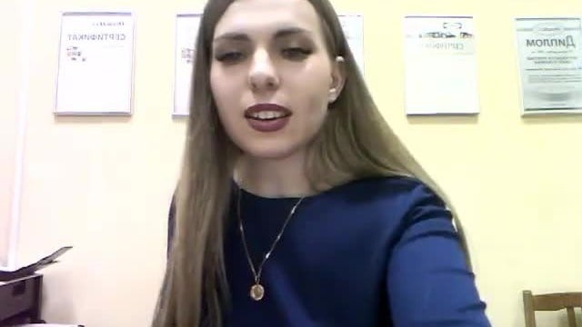 Молодая секретарша отдыхает от работы мастурбируя анал прямо в кабинете