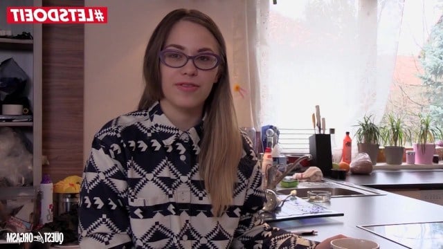 Вибратор дает скромной девушке возможность приласкать себя и классно кончить
